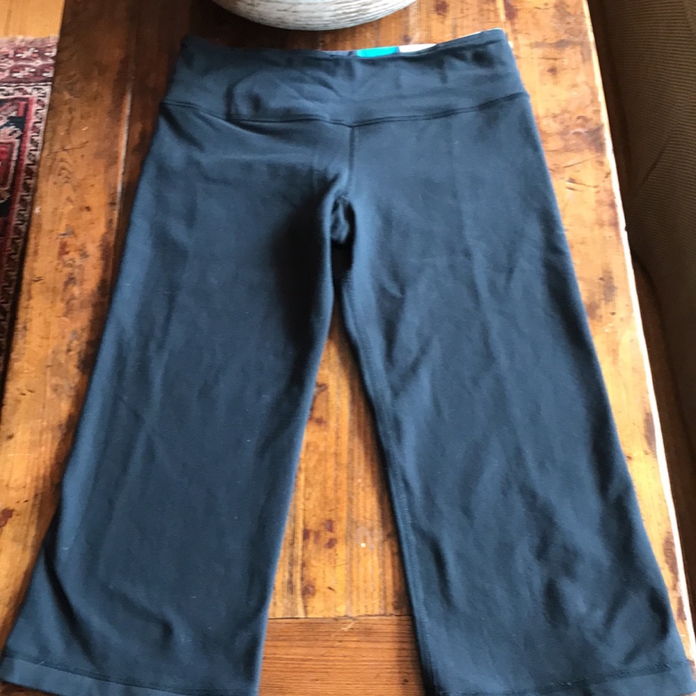 Lululemon reversible black crop yoga pants Sz 6 - Picture 7 of 8